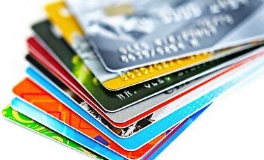 Por que o seu cartão de crédito tem números em alto relevo?